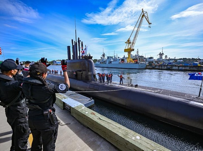 韓国の潜水艦が太平洋横断に成功、カナダ軍基地に入港