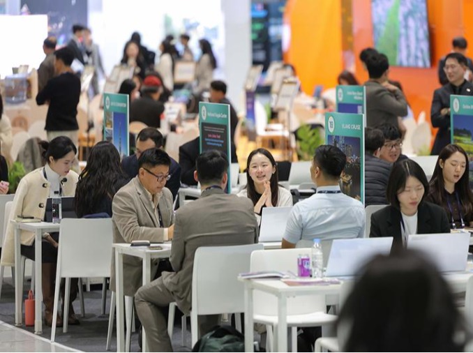 国際会議の入国優遇審査、同伴者２人まで拡大